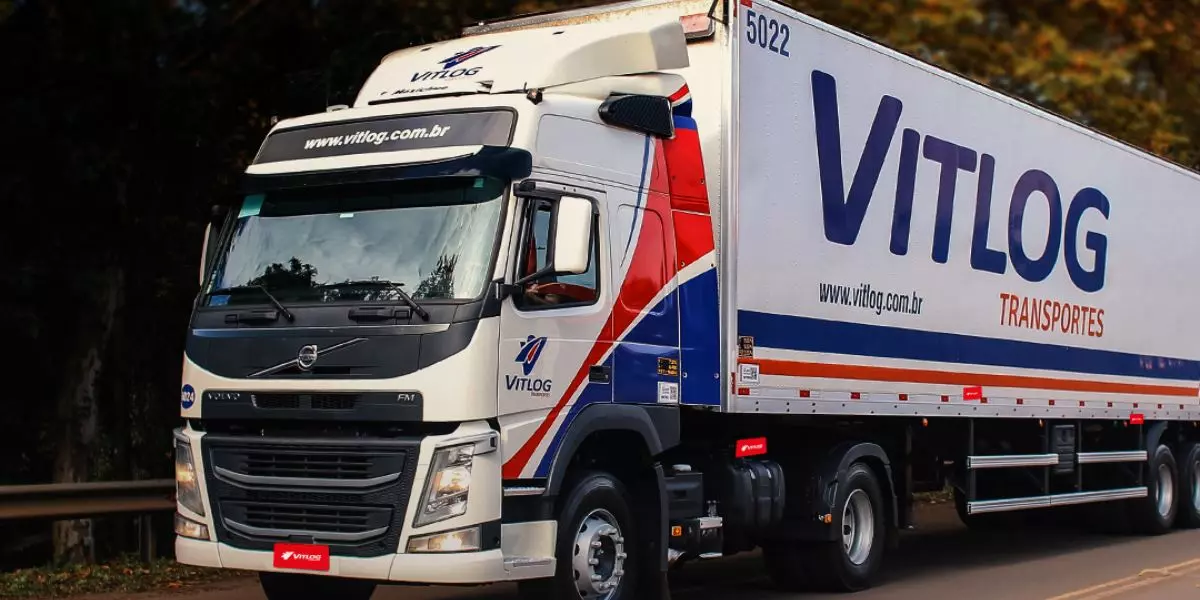 A foto mostra uma carreta da Vitlog Transportes